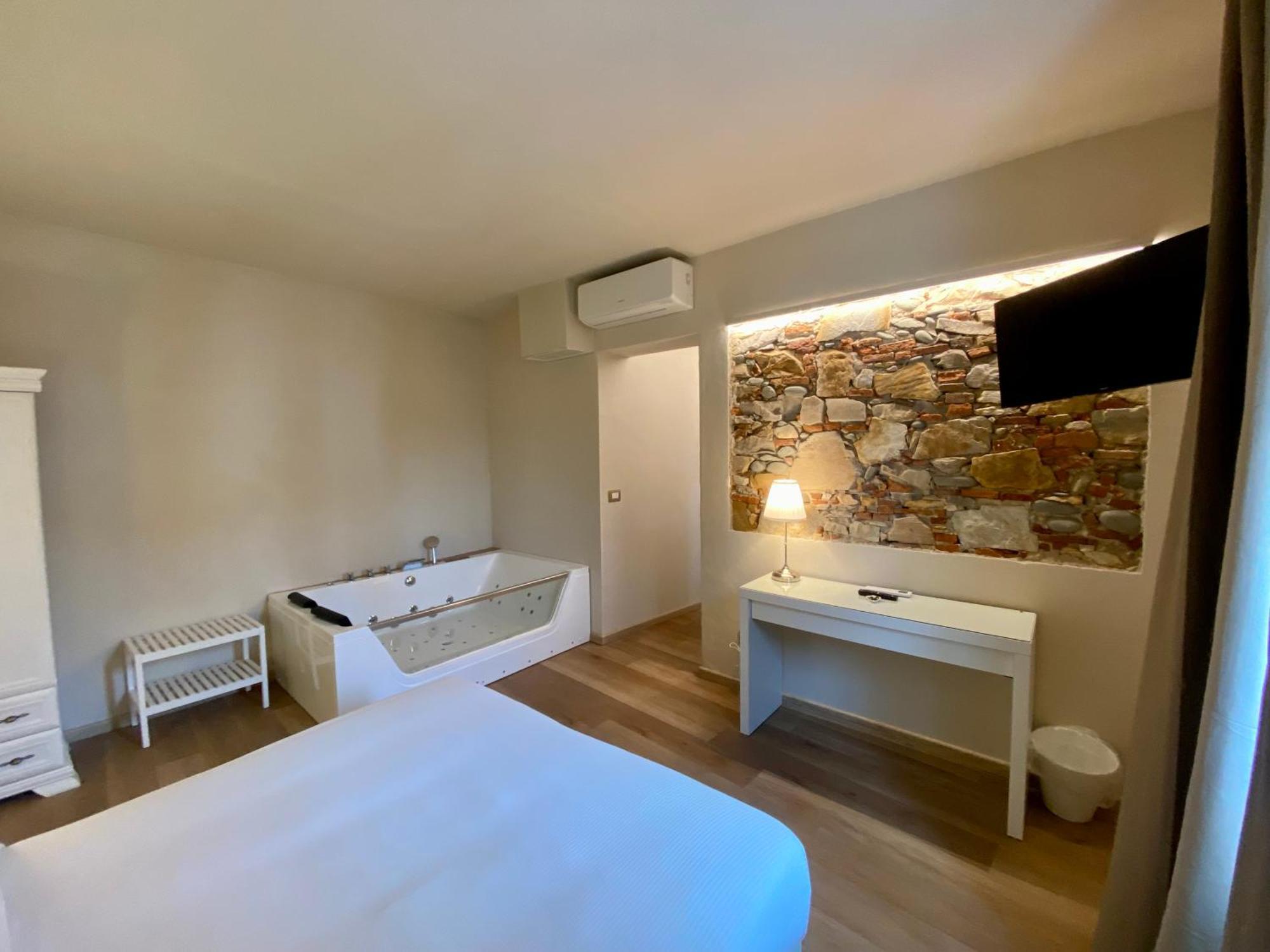 Il Tiglio Jacuzzi&Sauna ลุคคา ภายนอก รูปภาพ